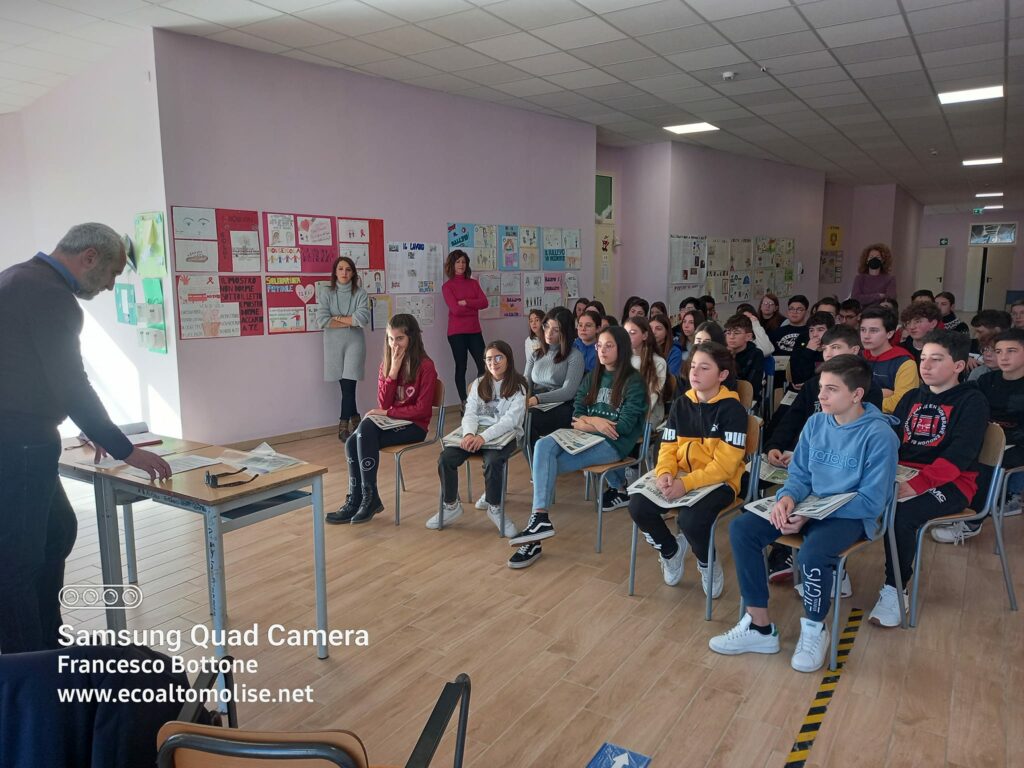 Cronisti e social media manager in classe a fare lezione di giornalismo e comunicazione